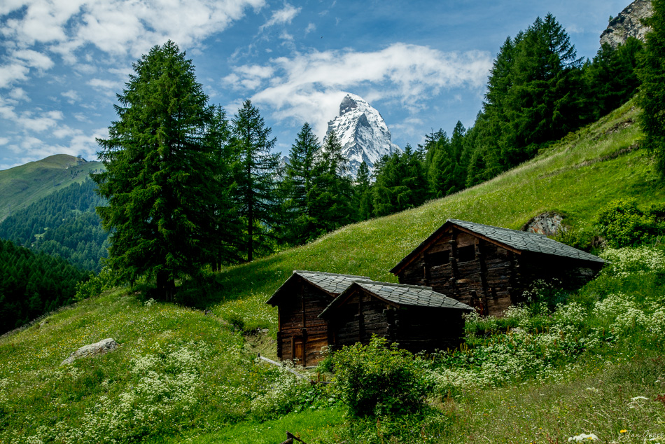 Holzhütten im Grünen mit Matterhorn, Zermatt Sommerlandschaft, Wallis Schweiz – Jan Geerk Fotograf Basel