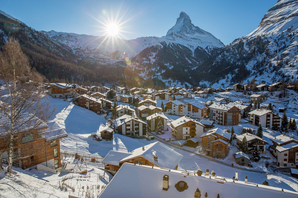 Winterliches Dorf Zermatt mit Matterhorn Bergpanorama und schneebedeckten Häusern im Wallis Schweiz – Jan Geerk Fotograf Basel