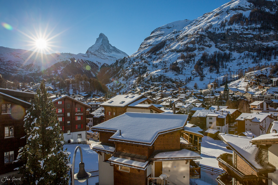 Schneebedecktes Bergdorf Zermatt mit Matterhorn im Winter, Wallis Schweiz – Jan Geerk Fotograf Basel