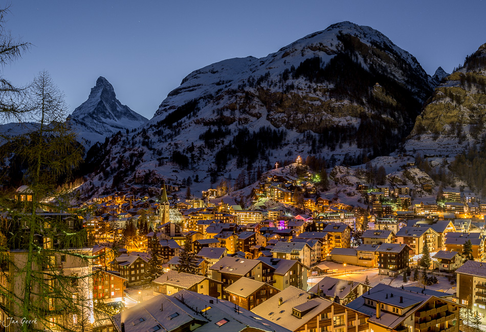 Zermatt Dorf Winter Alpennacht mit Matterhorn Schweiz Jan Geerk Fotograf Basel
