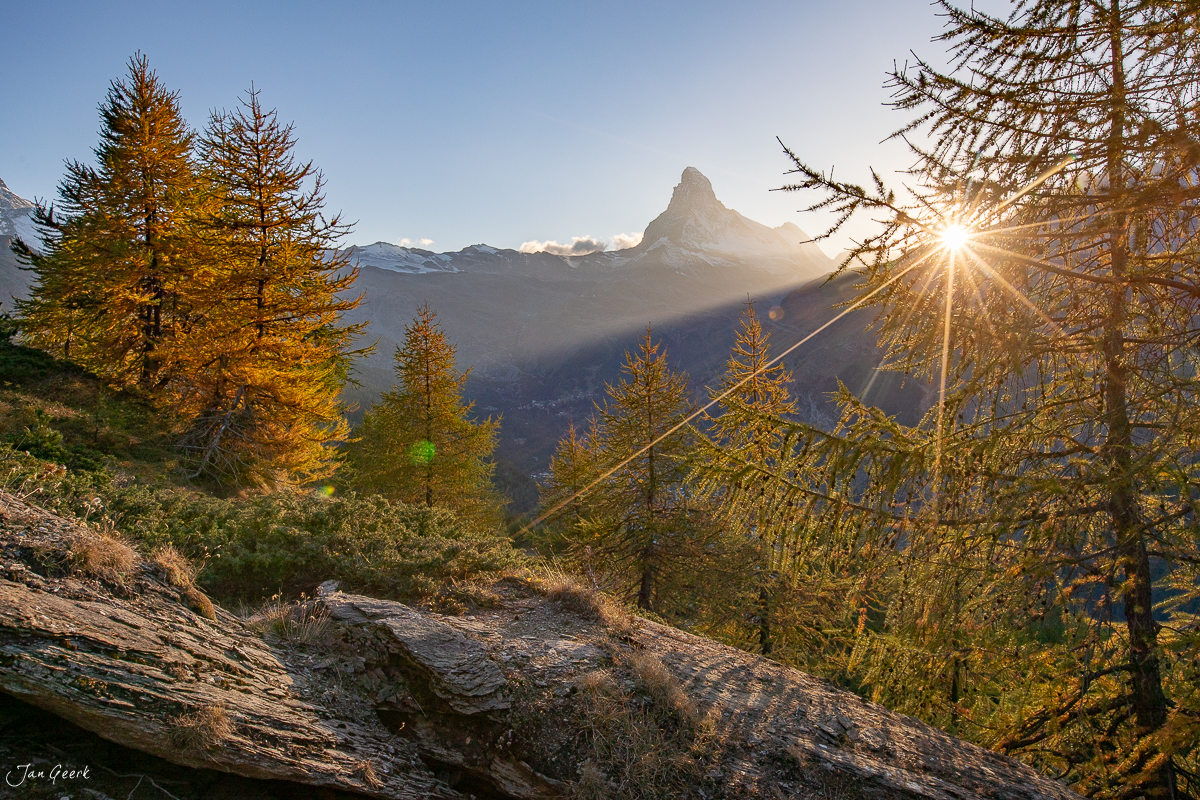Matterhorn mit goldenen Lärchen im Herbst, Zermatt Wallis Schweiz – Jan Geerk Fotograf Basel