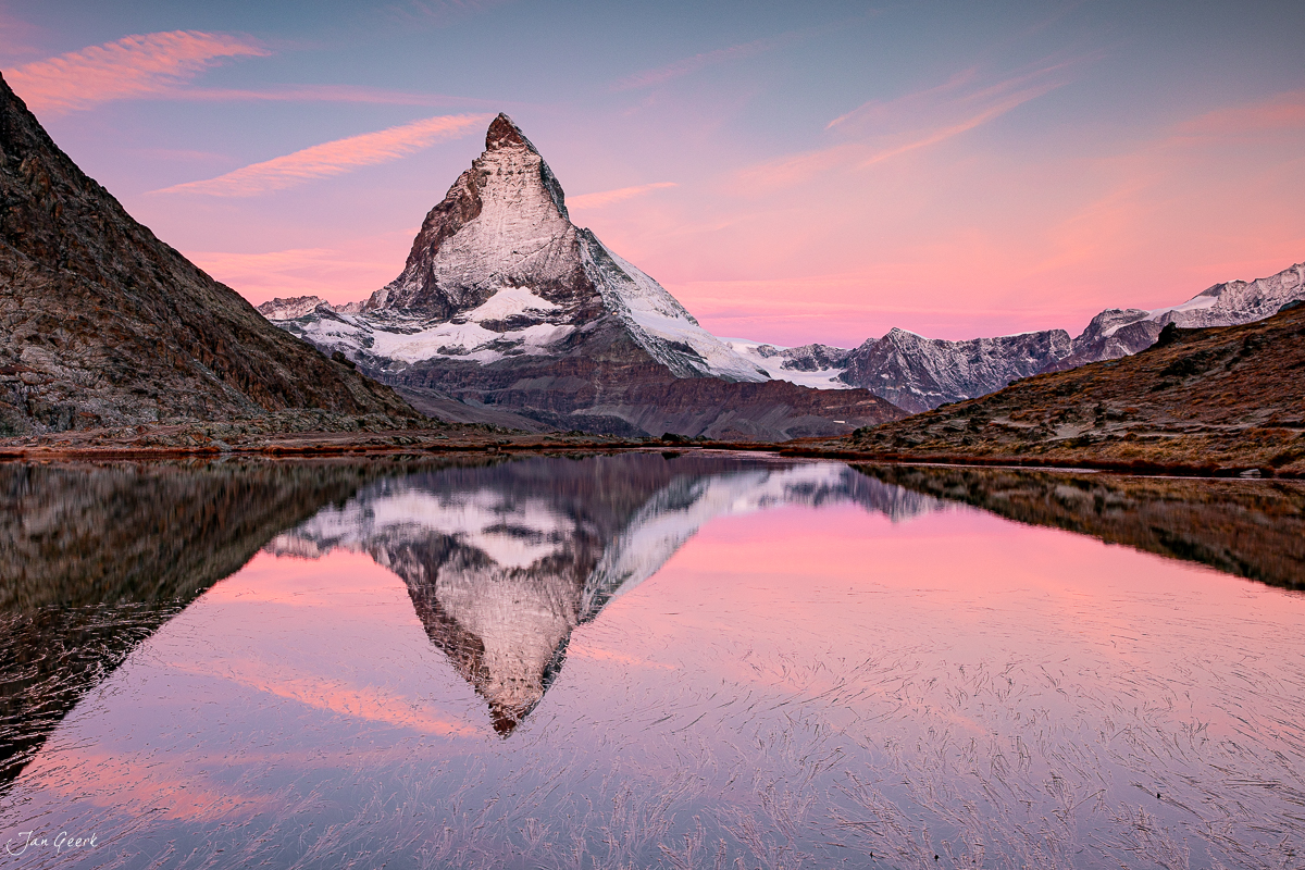 Matterhorn Spiegelung im Riffelsee herbstliche Alpenlandschaft Wallis Schweiz Jan Geerk Fotograf Basel