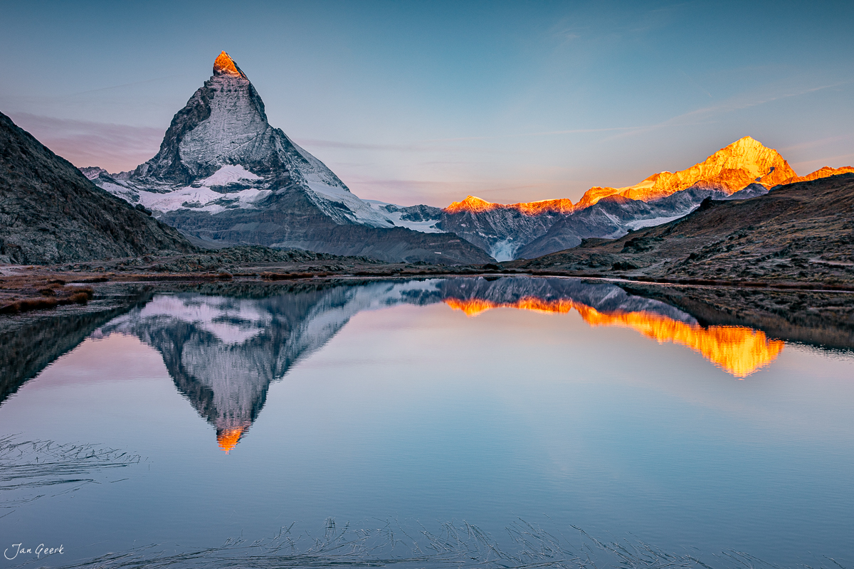 Matterhorn Spiegelung im Riffelsee bei Sonnenaufgang, Herbstlicht, Wallis Schweiz – Jan Geerk Fotograf Basel