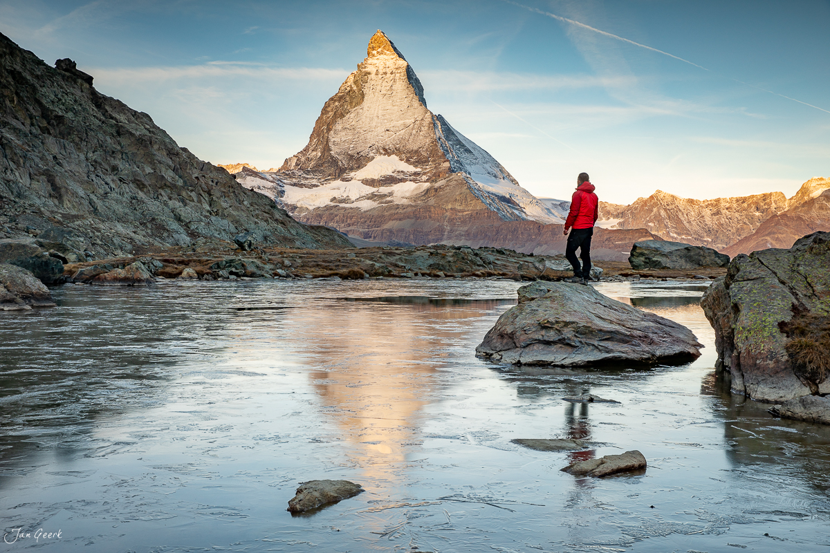 Wanderer in roter Jacke am Riffelsee mit Matterhorn Herbstlicht Wallis Schweiz Jan Geerk Fotograf Basel