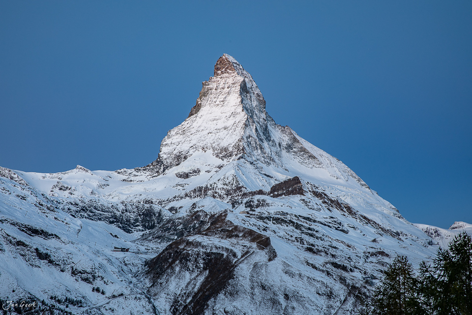 Matterhorn schneebedeckt im Winter unter blauem Himmel in Zermatt Wallis Schweiz – Jan Geerk Fotograf Basel