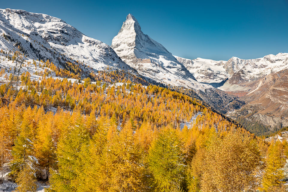 Herbstliche Lärchen vor dem Matterhorn in Zermatt, Wallis, Schweiz – Jan Geerk Fotograf Basel
