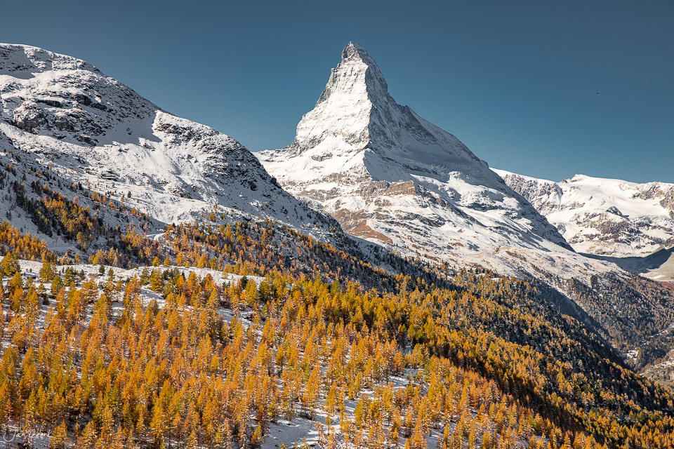 Matterhorn im Herbst mit goldenen Lärchen und Schnee, Zermatt Wallis Schweiz – Jan Geerk Fotograf Basel