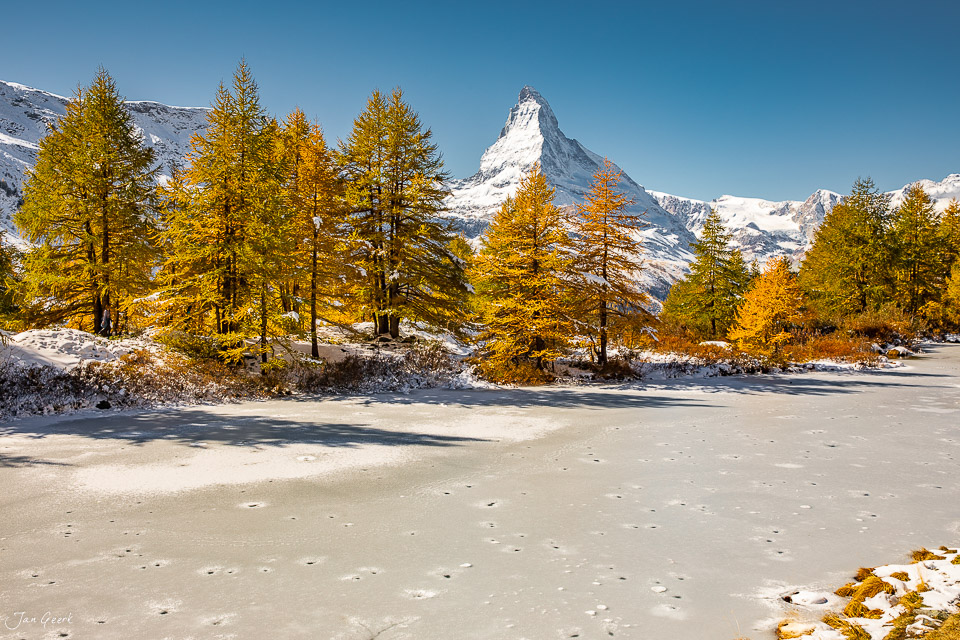 Gefrorener See mit goldenen Lärchen und Matterhorn im Herbst Zermatt Wallis Schweiz Jan Geerk Fotograf Basel
