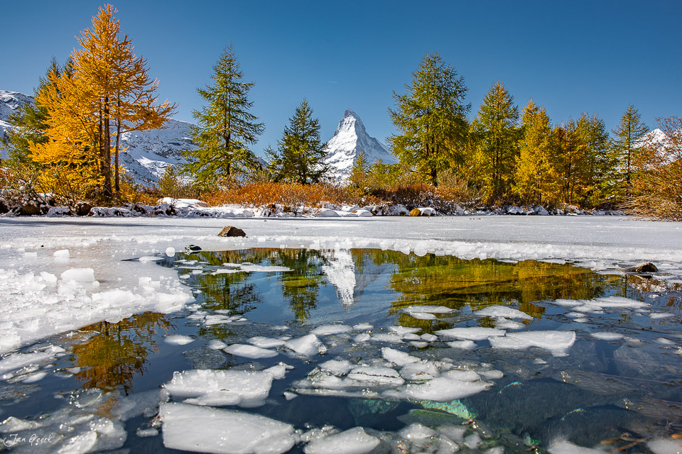 Gefrorener See mit Lärchen in Herbstfarben und Matterhorn im Hintergrund, Zermatt Wallis Schweiz – Jan Geerk Fotograf Basel