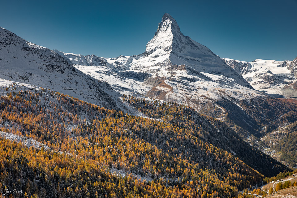 Matterhorn mit Herbstlärchen in Zermatt, Wallis, Schweiz – Jan Geerk Fotograf Basel