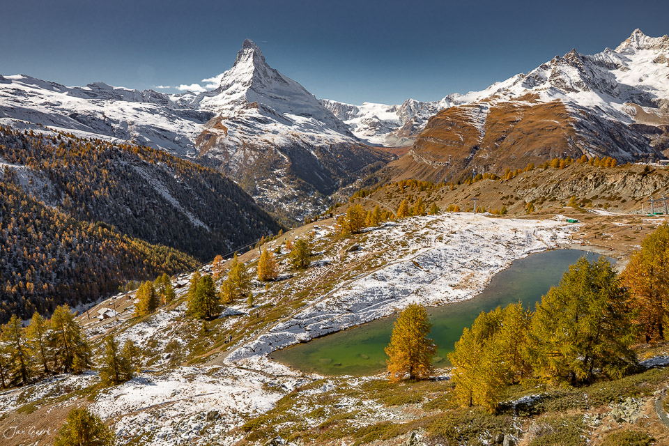 Bergpanorama mit Matterhorn, alpinem See und Lärchen im Herbst bei Zermatt, Wallis, Schweiz – Jan Geerk Fotograf Basel