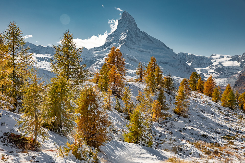 Matterhorn im Herbst mit golden leuchtenden Lärchen und Schnee, Zermatt Wallis Schweiz – Jan Geerk Fotograf Basel