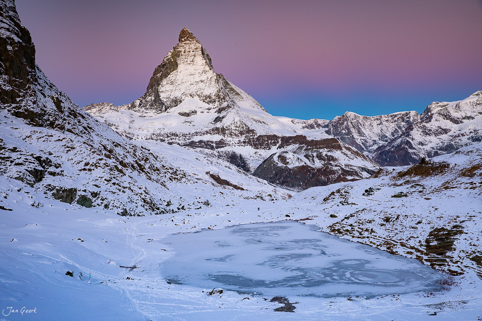 Matterhorn und gefrorener See im Winter bei Zermatt, schneebedeckte Alpen in Wallis, Schweiz – Jan Geerk Fotograf Basel