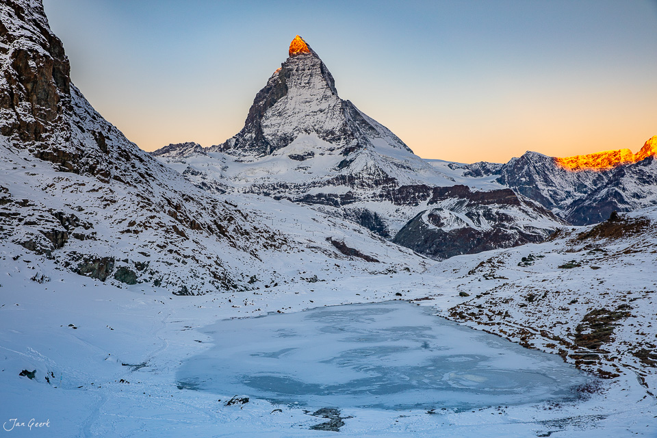 Matterhorn bei Zermatt im Winter mit gefrorenem See, goldenes Kantlicht auf dem Gipfel, Schweiz – Jan Geerk Fotograf Basel