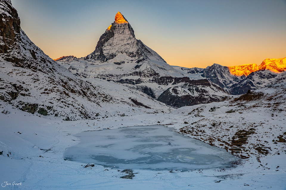 Matterhorn bei Zermatt im Winter mit gefrorenem See und Alpengipfeln bei Sonnenaufgang Wallis Schweiz Jan Geerk Fotograf Basel