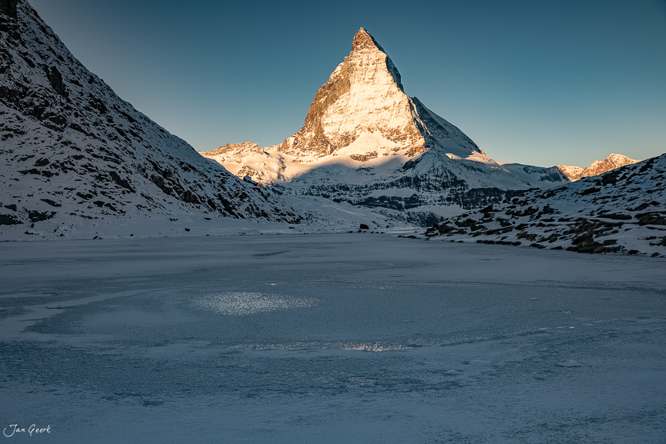 Matterhorn im Winter mit gefrorenem See und Schnee in Zermatt Wallis Schweiz Jan Geerk Fotograf Basel