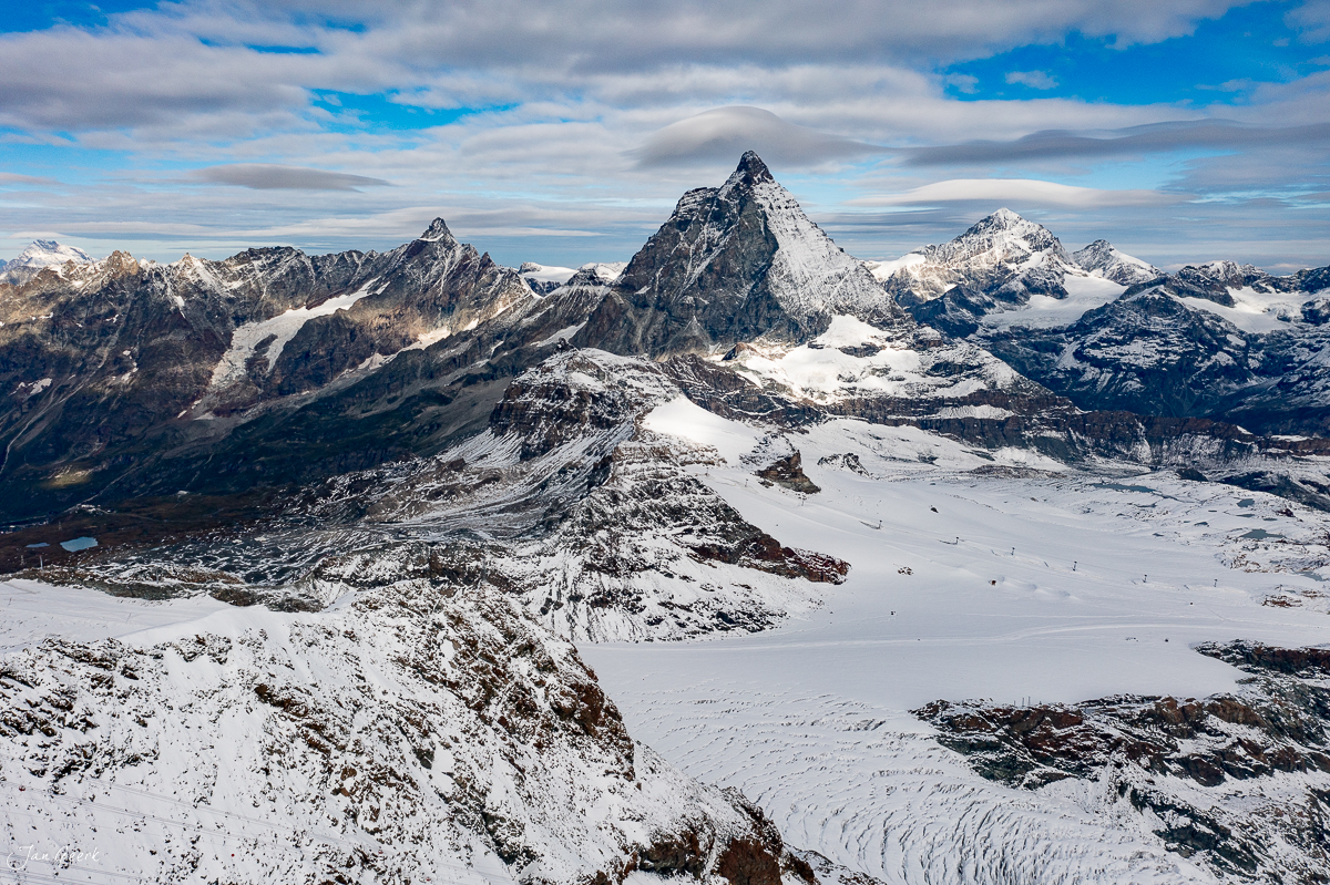 Schneebedeckte Berglandschaft mit markanten Gletschern und Alpengipfeln in der Zermatt-Region, Wallis, Schweiz – Jan Geerk Fotograf Basel