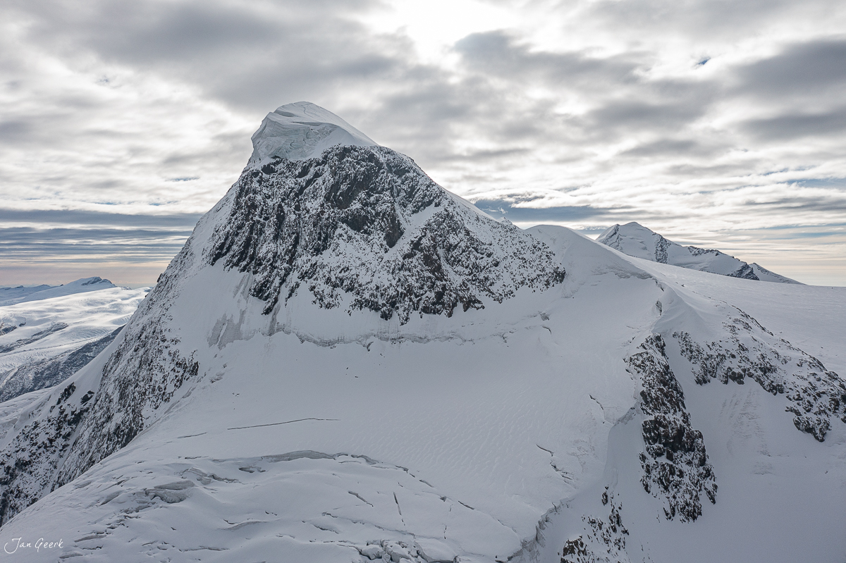 Schneebedeckte Gletscherlandschaft mit markanten Felsgipfeln, Wallis, Schweiz – Jan Geerk Fotograf Basel
