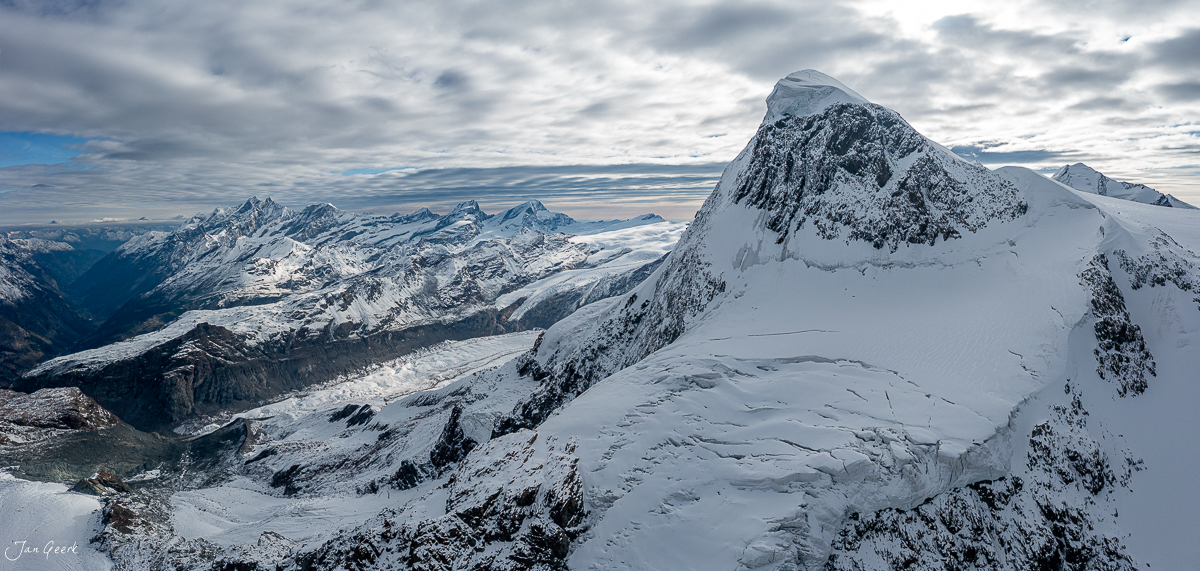 Schneebedeckte Berglandschaft mit Gletschern und Alpengipfeln in Winterstimmung Wallis Schweiz – Jan Geerk Fotograf Basel