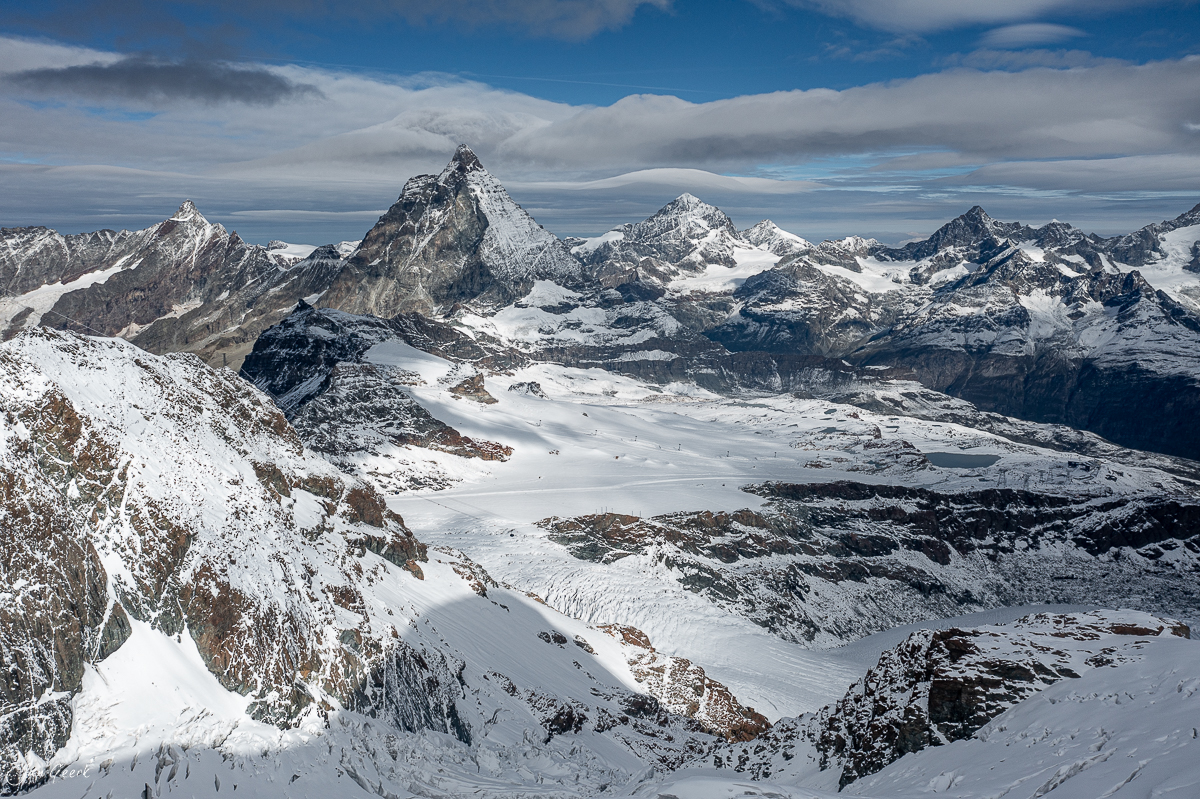 Schneebedeckte Berglandschaft mit Gletschern und verschneiten Gipfeln in Zermatt, winterliche Hochgebirgsaufnahme Schweiz – Jan Geerk Fotograf Basel