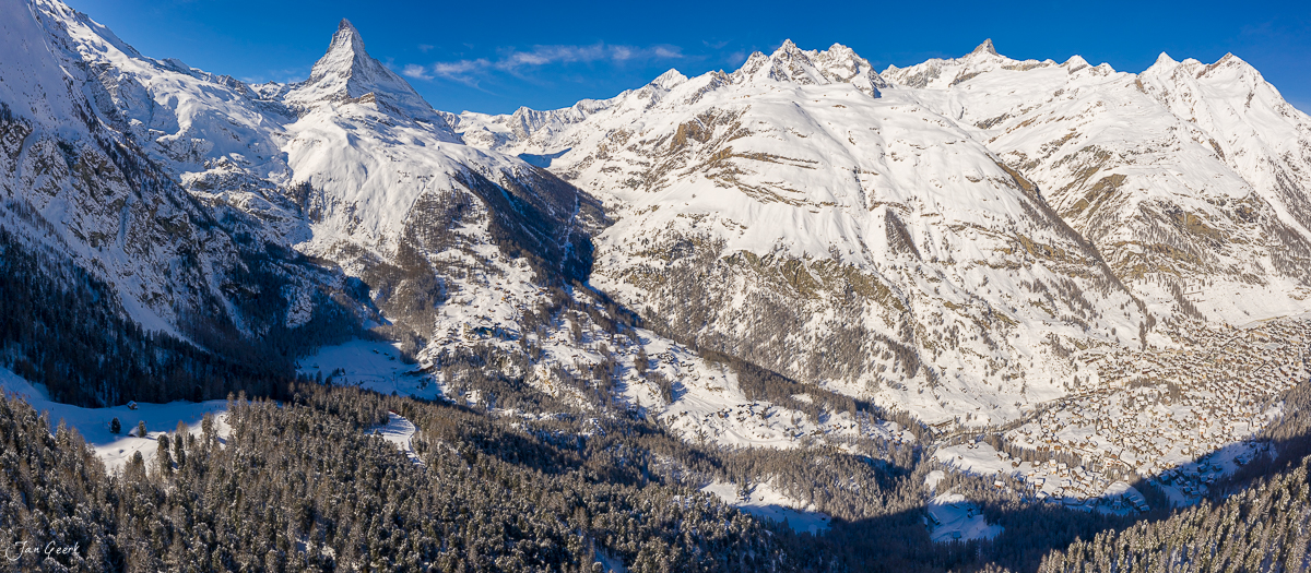Schneebedeckte Berglandschaft mit Matterhorn und Riffelalp im Winter, verschneite Alpenlandschaft Wallis Schweiz – Jan Geerk Fotograf Basel