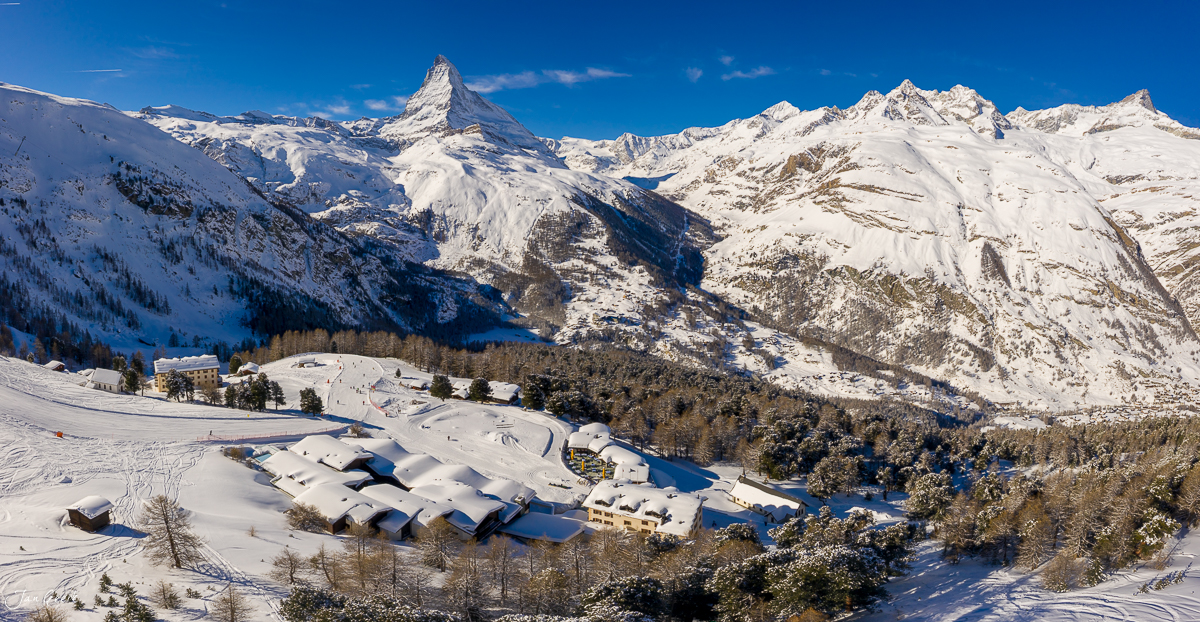 Luftaufnahme Riffelalp mit Matterhorn im Winterschnee, Wallis Schweiz – Jan Geerk Fotograf Basel