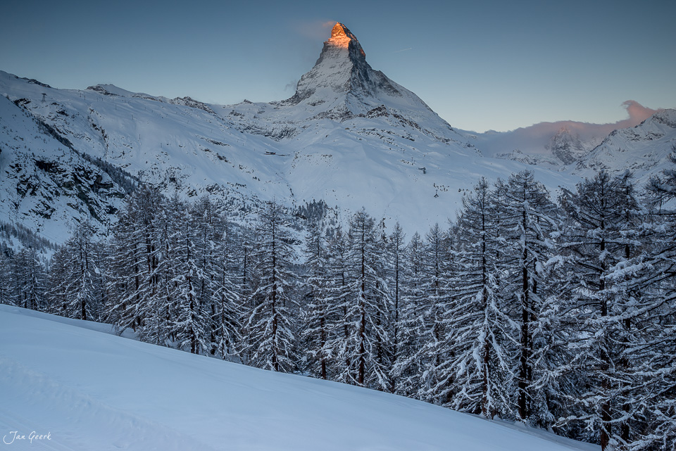 Matterhorn bei Sonnenaufgang von Riffelalp aus fotografiert, verschneite Lärchenwälder im Winter, Wallis Schweiz – Jan Geerk Fotograf Basel