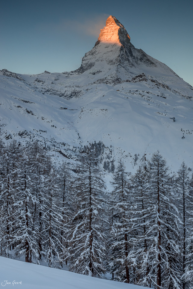 Matterhorn bei Sonnenaufgang mit verschneiter Lärchenwaldlandschaft im Winter, fotografiert von Riffelalp Zermatt Wallis Schweiz – Jan Geerk Fotograf Basel