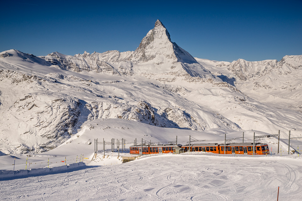 Zahnradbahn und Matterhorn im Winterschnee bei Riffelalp Zermatt Wallis Schweiz – Jan Geerk Fotograf Basel