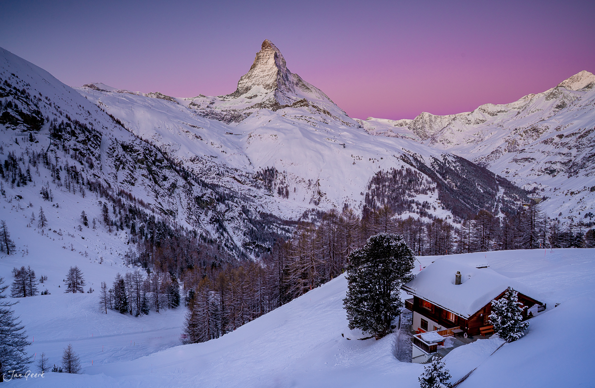 Schneebedecktes Bergdorf Riffelalp mit Matterhorn bei Sonnenuntergang, Wallis Schweiz – Jan Geerk Fotograf Basel