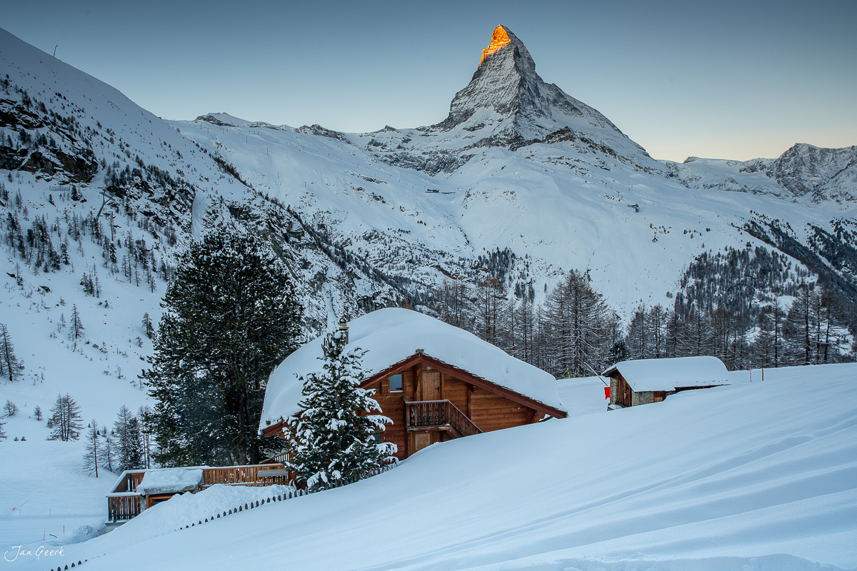 Holzchalet mit Schneedach vor Matterhorn bei Zermatt im Wallis, Schweiz – Jan Geerk Fotograf Basel