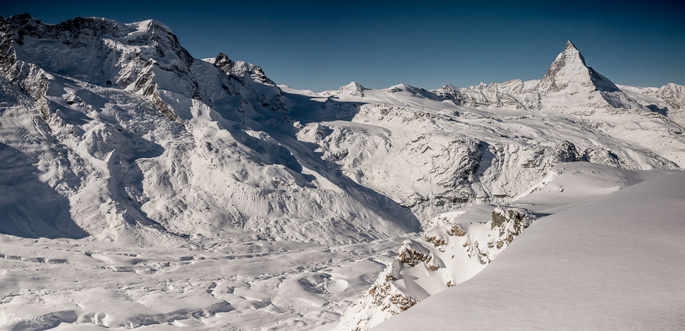 Schneebedeckte Berglandschaft mit Matterhorn Blick vom Gornergrat im Winter Wallis Schweiz Jan Geerk Fotograf Basel