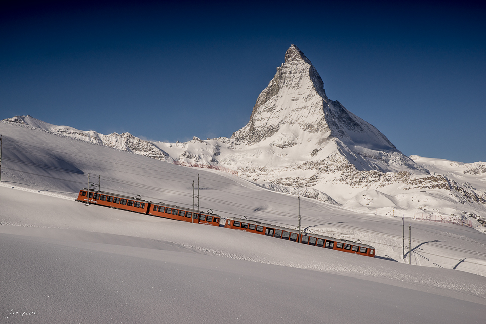 Zahnradbahn Gornergrat vor schneebedecktem Matterhorn im Winter, Wallis Schweiz – Jan Geerk Fotograf Basel