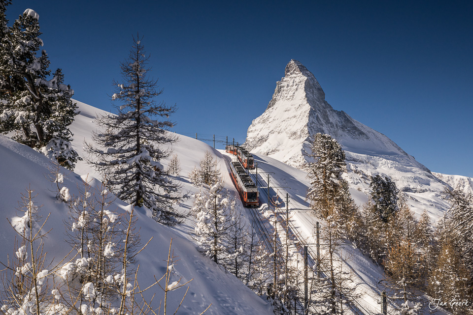 Gornergrat Zahnradbahn mit Matterhorn Panorama verschneite Berglandschaft Winter Wallis Schweiz – Jan Geerk Fotograf Basel