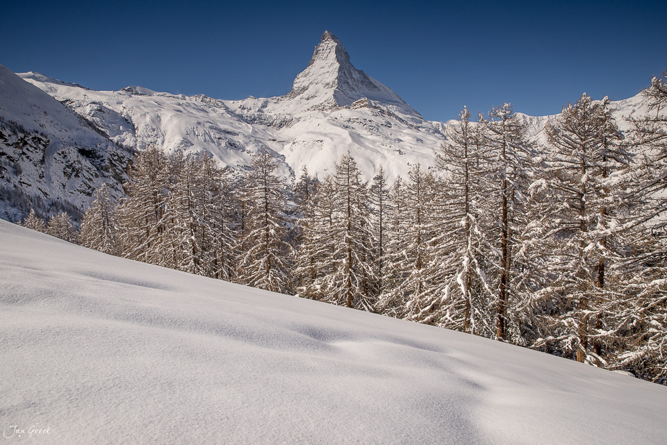 Verschneite Lärchenwälder und Matterhorn bei Riffelalp im Wallis Schweiz – Jan Geerk Fotograf Basel