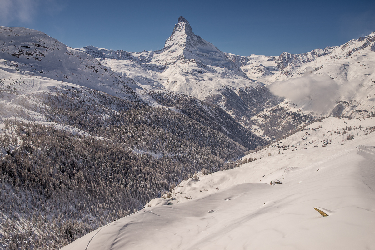 Schneebedeckte Berglandschaft mit Matterhorn bei Zermatt im Winter, Wallis Schweiz – Jan Geerk Fotograf Basel