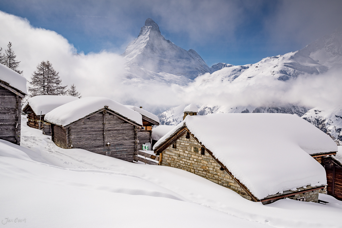Schneebedeckte Alphütten mit Matterhorn im Hintergrund, Zermatt, Winterstimmung, Wallis Schweiz – Jan Geerk Fotograf Basel