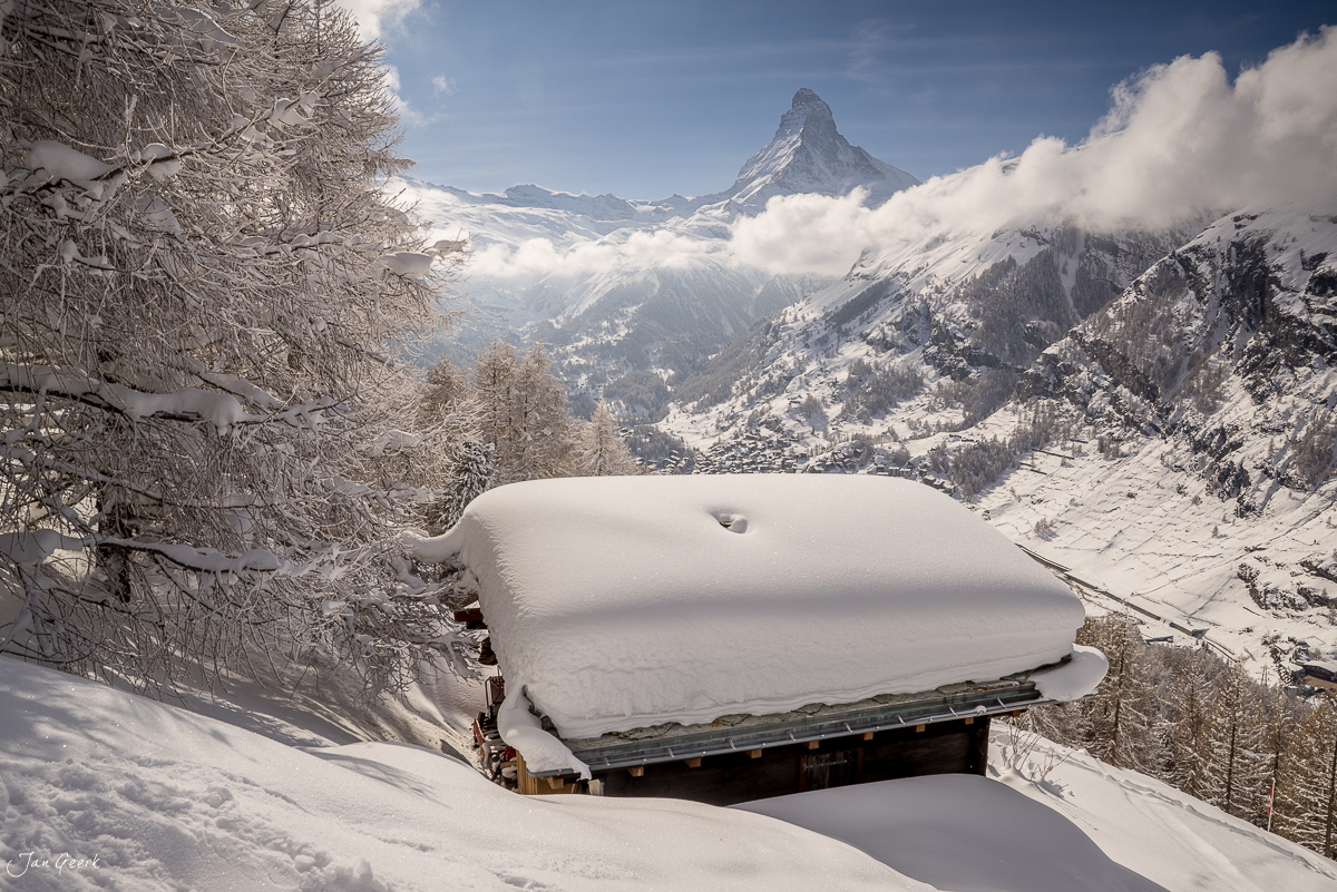 Schneebedecktes Alpenbild mit Berghütte in Zermatt, Matterhorn im Hintergrund, Winterstimmung im Wallis Schweiz – Jan Geerk Fotograf Basel