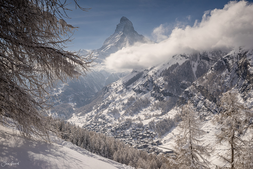Schneebedeckte Berglandschaft mit Matterhorn über Zermatt im Winter, Wallis Schweiz – Jan Geerk Fotograf Basel