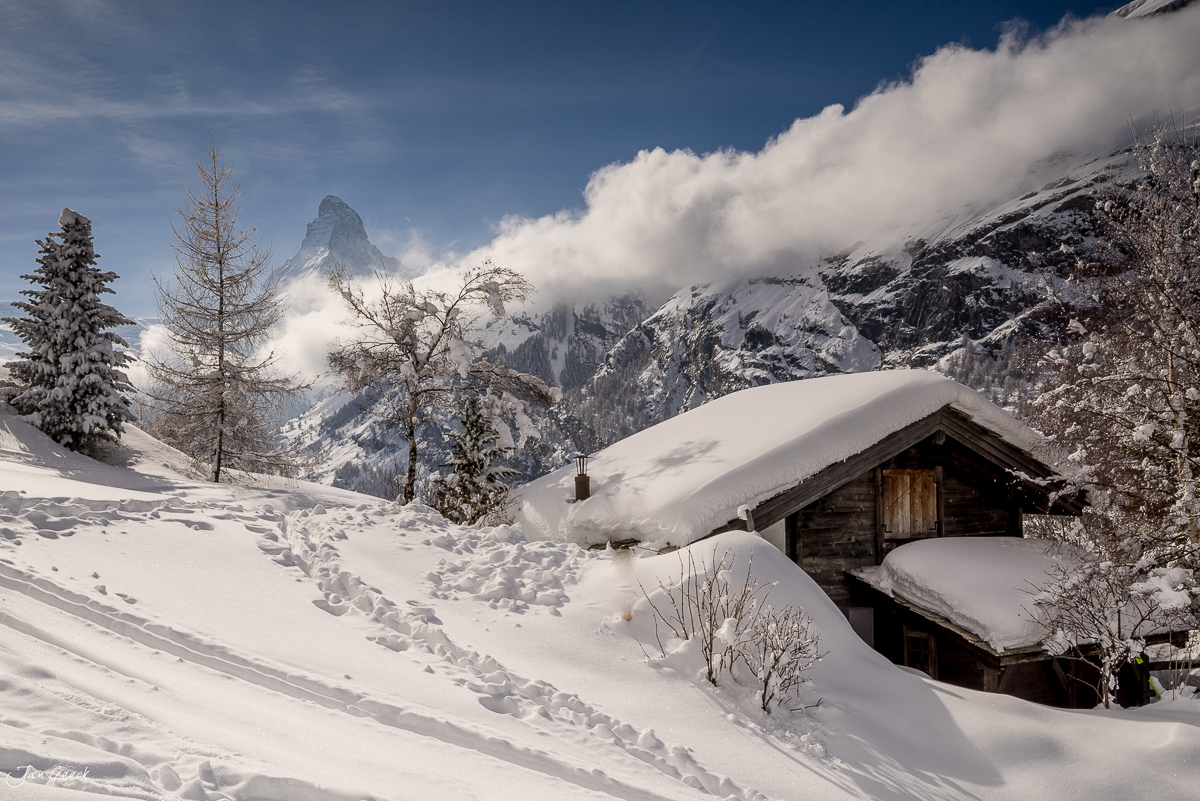 Schneebedeckte Alphütte mit Matterhorn Blick in Zermatt Wallis Schweiz Jan Geerk Fotograf Basel