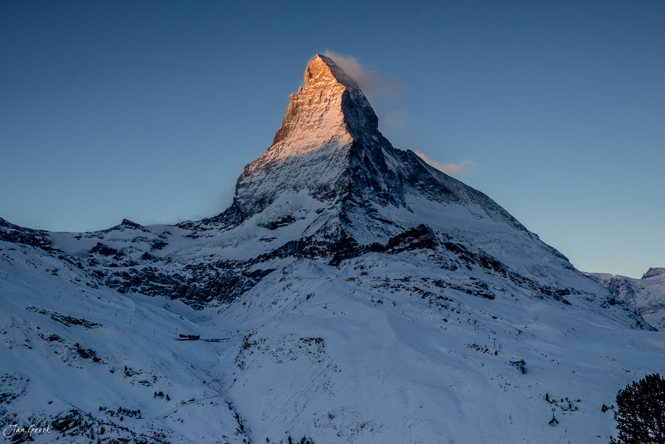 Matterhorn bei Zermatt im Schnee mit goldener Gipfelbeleuchtung, Winterlandschaft Wallis Schweiz – Jan Geerk Fotograf Basel