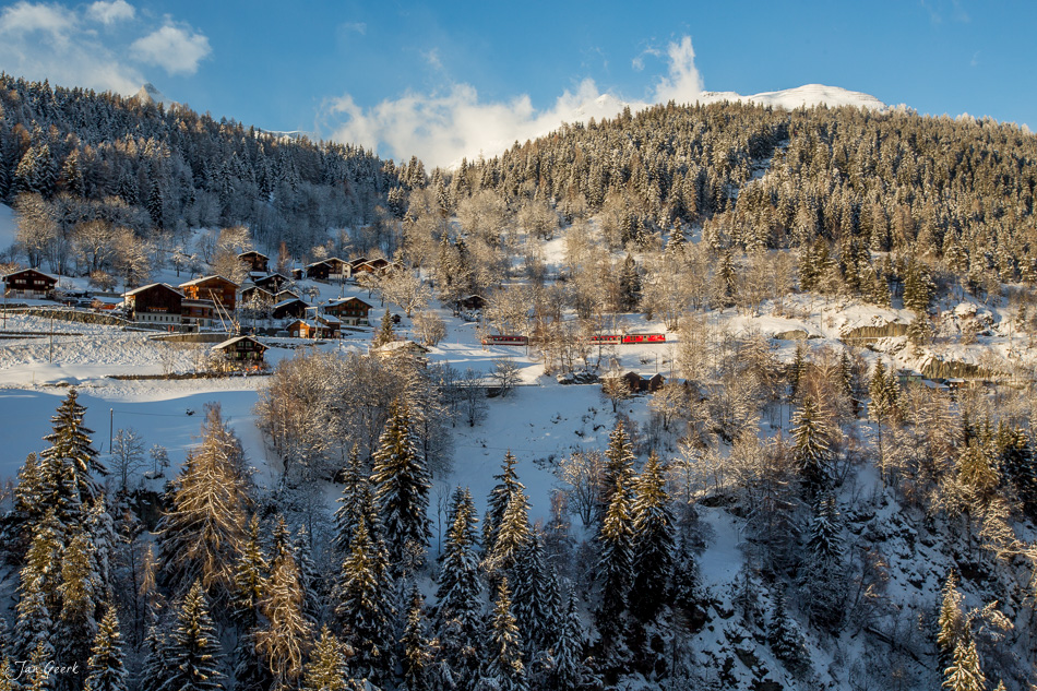 Verschneite Bergdörfer im Goms mit schneebedeckten Nadelwäldern, Wintersonne und klarem Himmel, Wallis Schweiz – Jan Geerk Fotograf Basel