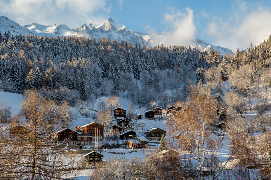Schneebedeckte Berghäuser und Wälder in Goms im Winter, Wallis Schweiz – Jan Geerk Fotograf Basel