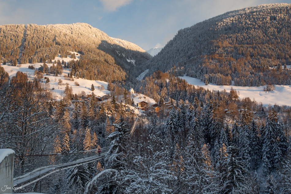 Schneebedeckte Berglandschaft mit Lärchenwäldern bei Goms, Wallis, Winterstimmung in der Schweiz – Jan Geerk Fotograf Basel
