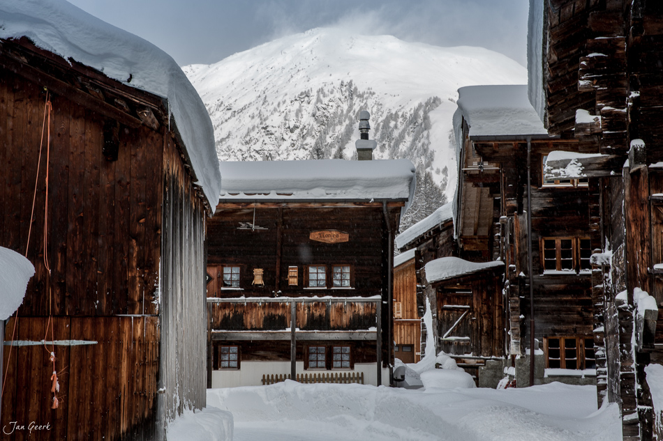 Schneebedekte Holzhäuser in Oberwald im Goms, Wallis, Winter – Jan Geerk Fotograf Basel