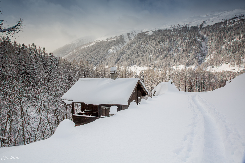 Verschneite Berghütte im Winter in Obergoms, Wallis, Schweiz – Jan Geerk Fotograf Basel