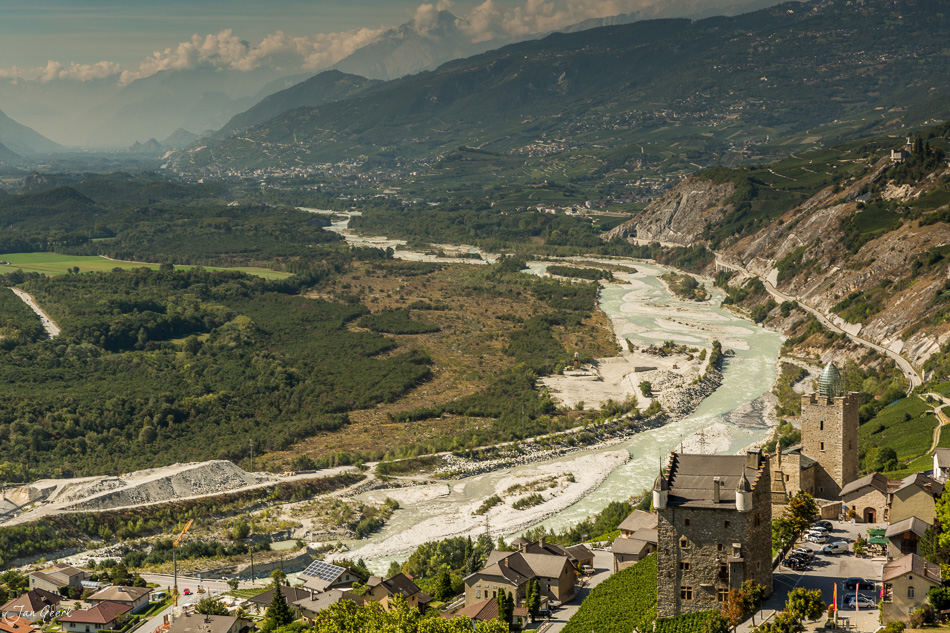 Schloss Tourbillon über dem Rhonetal mit Illgraben, Alpen und Berglandschaft im Sommer, Wallis Schweiz – Jan Geerk Fotograf Basel