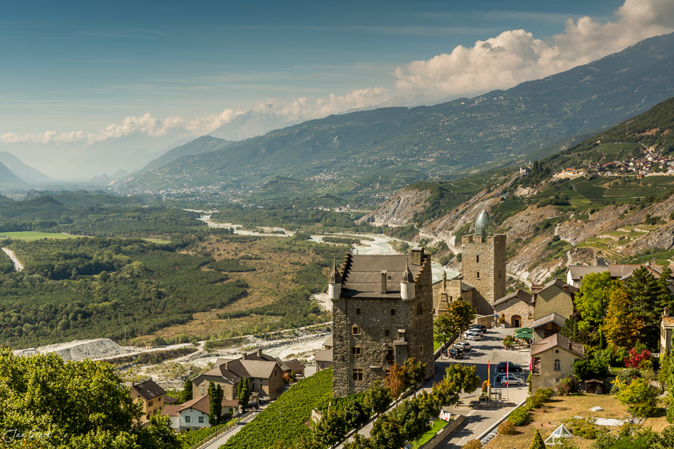 Schloss Tourbillon Sion mit Rhonetal Alpenlandschaft Sommerlicht Wallis Schweiz – Jan Geerk Fotograf Basel