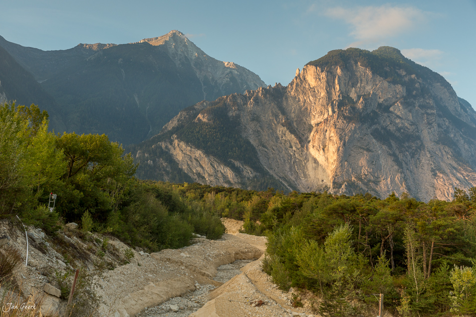 Berglandschaft mit Gebirgsbach und Lärchenwäldern im Illgraben, Wallis, Schweiz – Jan Geerk Fotograf Basel