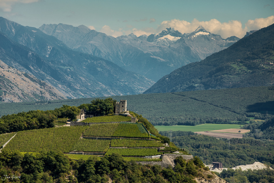 Burgruine Tourbillon oberhalb von Sion im Wallis mit Weinreben und Alpenblick, Sommerlicht, Schweiz – Jan Geerk Fotograf Basel